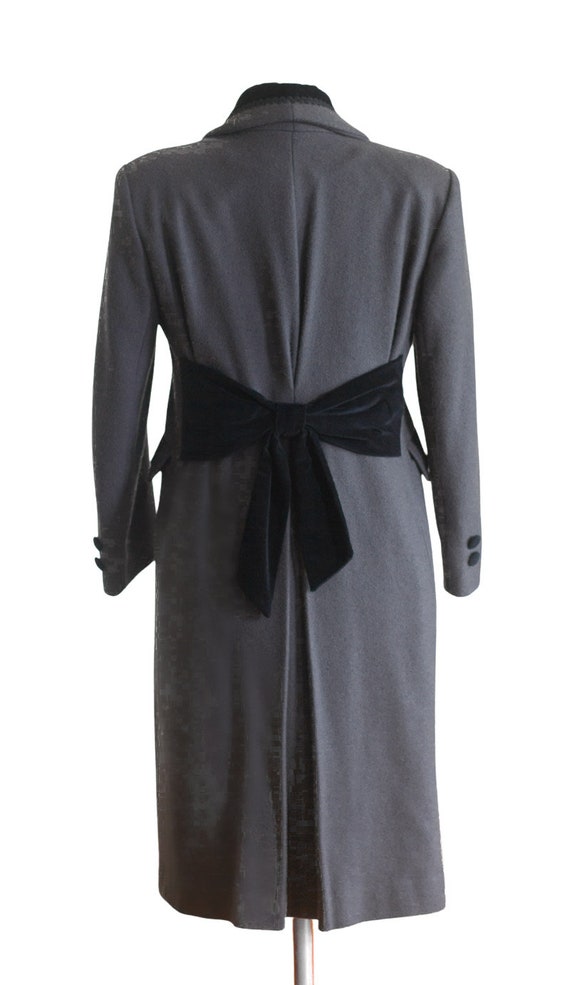 1980s gray wool overcoat with black velvet trim - image 8