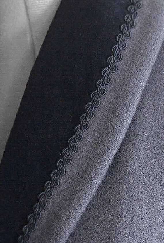 1980s gray wool overcoat with black velvet trim - image 4