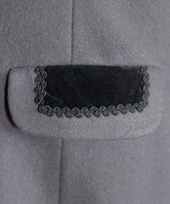 1980s gray wool overcoat with black velvet trim - image 3