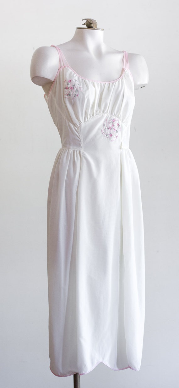 Vintage 1950s White Slip with Pink Pinwheel Design - image 3