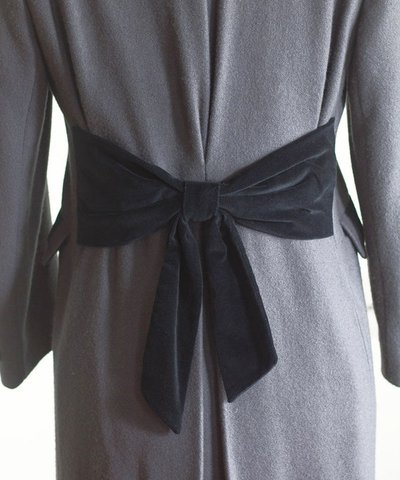 1980s gray wool overcoat with black velvet trim - image 9