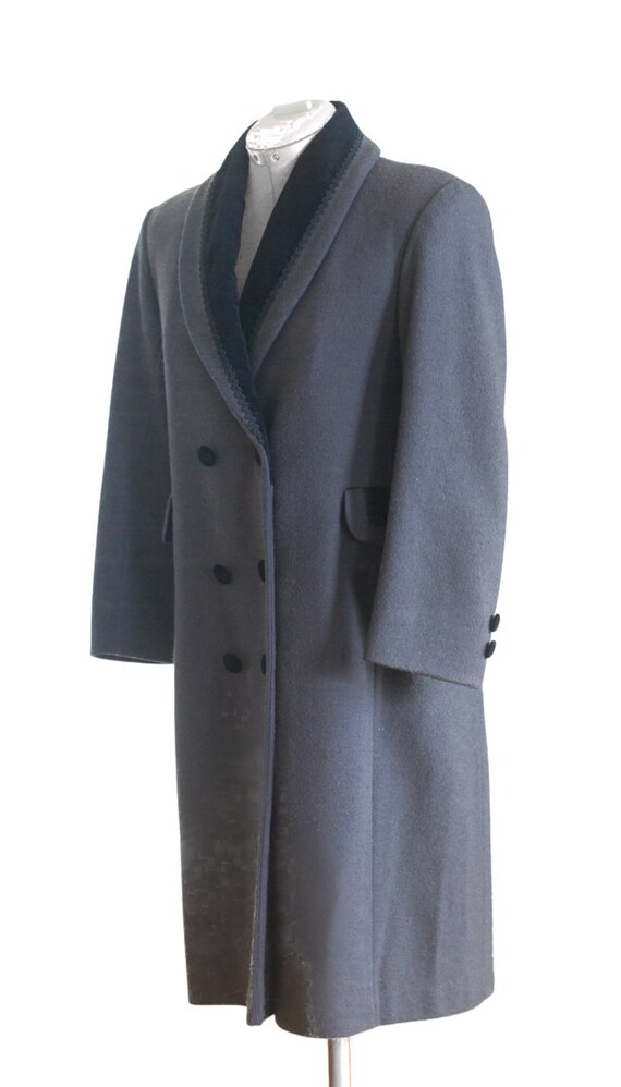 1980s gray wool overcoat with black velvet trim - image 2