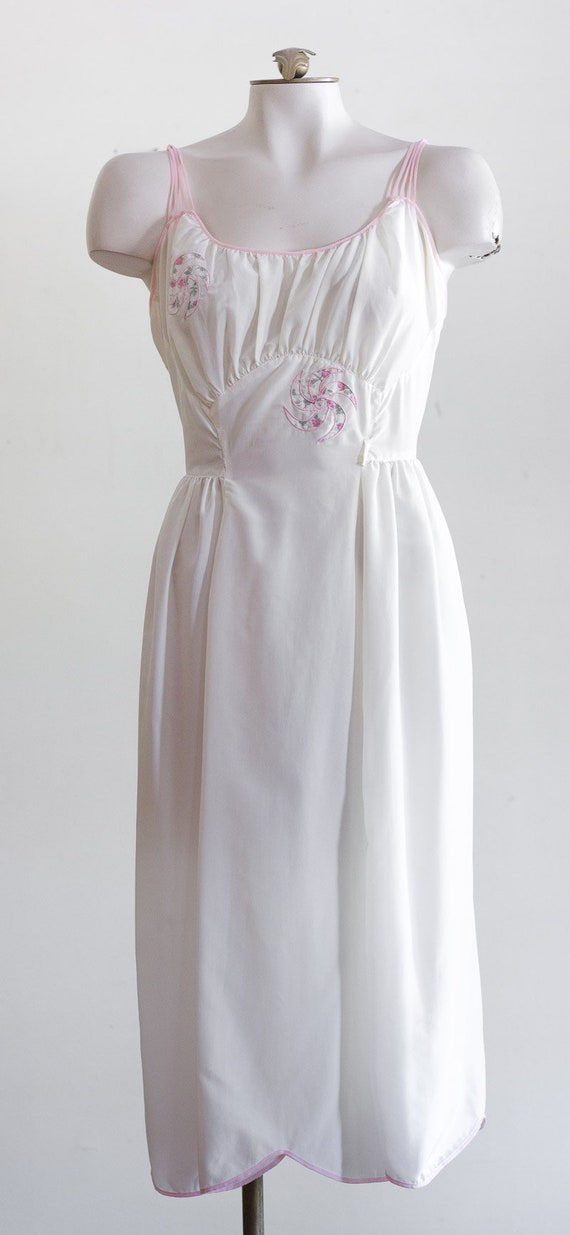 Vintage 1950s White Slip with Pink Pinwheel Design - image 10