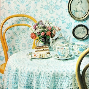 Puede incluir: Un juego de tres tazas de cerámica con un acabado mate moteado. Las tazas son en tonos crema, gris claro y gris oscuro. Cada taza tiene un diseño simple y minimalista y un asa redondeada. Para café o té.