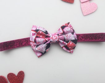 Valentine's day headband. Baby girl Valentine's day headband. Bow headband. Hearts bow. Be mine headband.