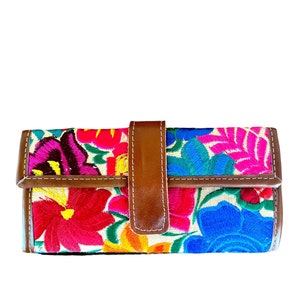 Cartera de tres pliegues de cuero guatemalteco para mujer con abertura para chequera
