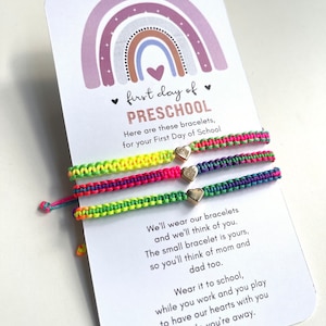 Conjunto familiar de pulseras a juego de colores con forma de corazón y arcoíris, tarjeta para el primer día de preescolar, ajustable, resistente al agua, papá, mamá y yo, rosa y morado