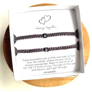 Juego de pulseras personalizadas con letras iniciales para parejas con tarjeta con poema, regalo a juego