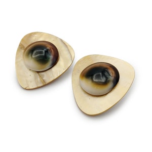 Peut inclure: Une paire de boucles d'oreilles en forme de triangle en coquille avec un camée en coquille brun et noir au centre.