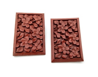 Pendientes de clip rectangulares vintage florales profundamente tallados a mano de cinabrio