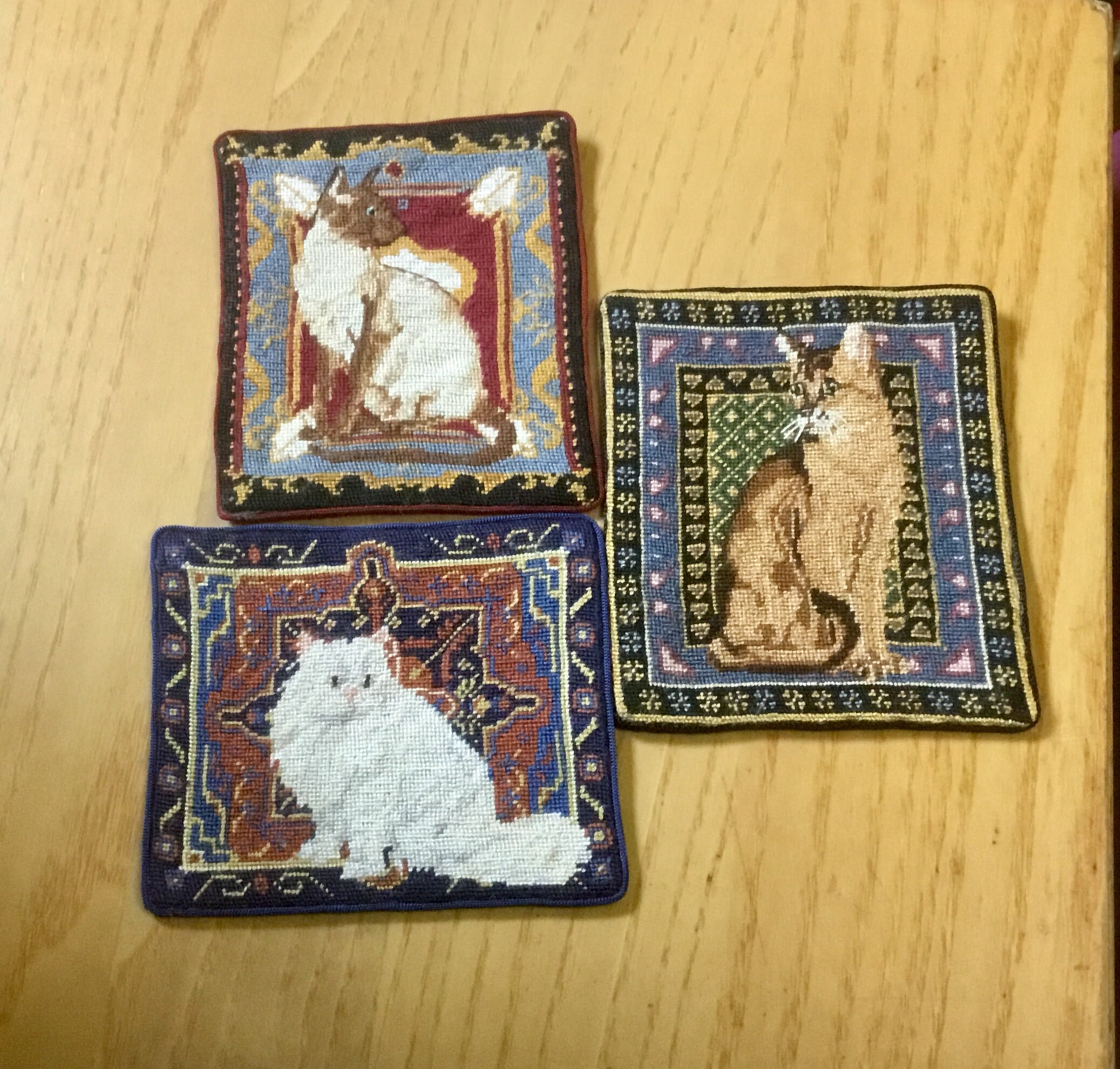 Petit point elaborado, bordado a mano gatitos – La Crisálida