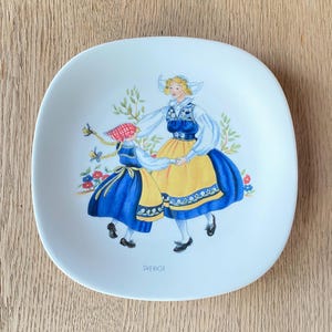 Placa colecionável Rörstrand Sverigedrakten / Traje Nacional Sueco, Suécia 1982 - Jackie Lynd