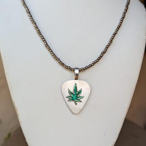 Ketting met marihuanablad plectrum