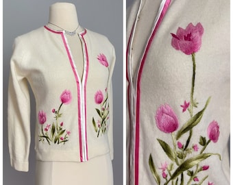 Wunderschöner Vintage-Cardigan aus den 1950er- und 1960er-Jahren mit handbestickten Blumen und Tulpen