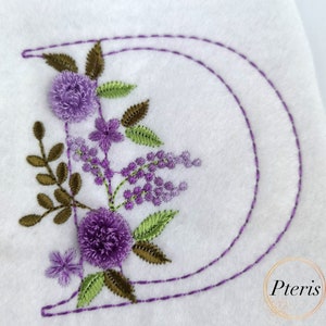 Letra mayúscula D esponjosas flores con flecos monograma máquina bordado diseño 4x4" aro