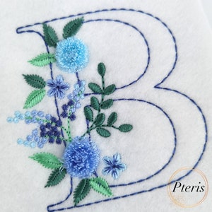 Letra mayúscula B esponjosas flores con flecos monograma máquina bordado diseño 4x4" aro