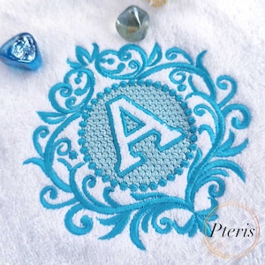 Letras monogramadas de la A a la Z y elegantes diseños de bordado a máquina con marco barroco para toalla de rizo en relieve para bastidor de 4 x 4 y 5 x 7