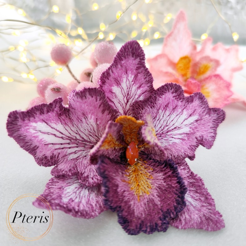 Puede incluir: Primer plano de una flor de orqu&iacute;dea p&uacute;rpura con vetas blancas y un centro amarillo. La flor est&aacute; rodeada de bayas blancas y un fondo borroso de luces.
