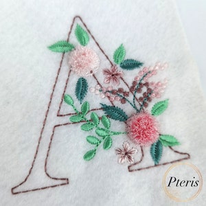 Letra mayúscula A flores con flecos esponjosas monograma máquina bordado diseño 4x4" aro