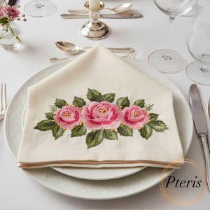 Elegant maskinbroderi med rosmönster och blombukett – 3 storlekar