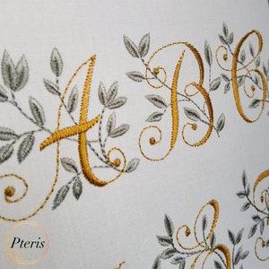 3"Vintage viktorianisches Monogramm Maschinenstickerei Schrift Alphabet 26 Großbuchstaben zweifarbig mit ausgefallenen floralen Elementen. Französisches Monogramm."
