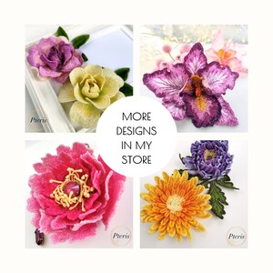 Puede incluir: Un collage de cinco dise&ntilde;os de flores bordadas. Las flores son una rosa morada, una rosa amarilla, una orqu&iacute;dea morada, una peon&iacute;a rosa y una margarita amarilla. El texto "M&Aacute;S DISE&Ntilde;OS EN MI TIENDA" est&aacute; en el centro del collage.
