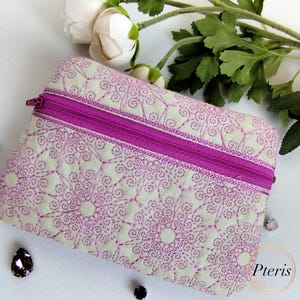 Diseño de bordado para bolsa con cremallera, forrada de doble cara y con adornos acolchados en bastidor. 3 tamaños: bastidor de 5x7, 6x10 y 8x12.