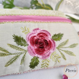 Schminktasche Stickerei Design Rosen Blume Flauschige Fransen Chenille In-the-hoop Doppelseitig gefütterte Reißverschlusstasche