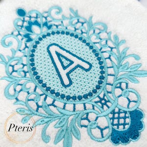 Toalla de rizo en relieve con letras monograma A-Z y elegantes diseños de bordado a máquina con marco barroco, 4 tamaños: 5", 6", 7", 8"