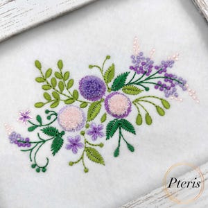 Broderie machine en chenille à franges et fleurs roses et lilas, motif 3 tailles de broderie.