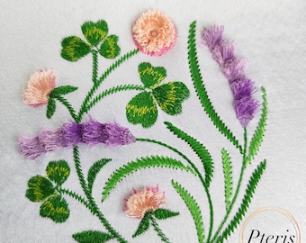 Lavendel und Klee Blume Flauschige Fransen Chenille Maschinenstickerei 3 Größen Design 4x4, 5x5, 5x7 Stickrahmen