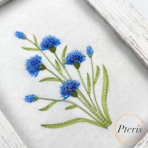 Diseño de chenilla con flecos esponjosos y flores de acianos, bordado a máquina, 3 tamaños.