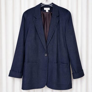 Peut inclure: Un blazer bleu marine foncé doté d'une fermeture à un bouton, de revers crantés et de deux grandes poches plaquées sur le devant. Les manches longues ont des poignets repliés et l'intérieur est doublé d'un tissu marron foncé. L'étiquette indique Nordstrom.