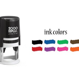 K&ouml;nnte beinhalten: Ein schwarz-wei&szlig;er Stempel mit Selbsttinte und dem Text "2000 PLUS printer R 40". Der Stempel wird mit verschiedenen Tintenfarben gezeigt: Schwarz, Blau, Gr&uuml;n, Braun, Rot, Lila, Pink und Orange.