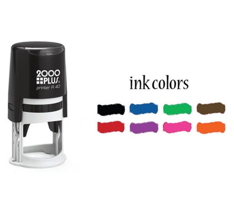 K&ouml;nnte beinhalten: Ein schwarz-wei&szlig;er Stempel mit Selbsttinte und dem Text "2000 PLUS printer R 40". Der Stempel wird mit verschiedenen Tintenfarben gezeigt: Schwarz, Blau, Gr&uuml;n, Braun, Rot, Lila, Pink und Orange.