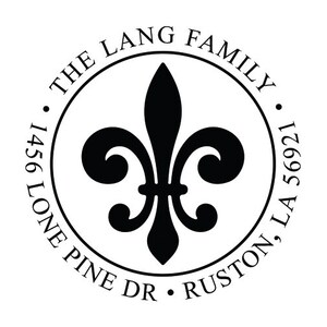 K&ouml;nnte beinhalten: Schwarzes und wei&szlig;es rundes R&uuml;cksendeetikett mit dem Text "THE LANG FAMILY", "1456 LONE PINE DR", "RUSTON, LA 56921" und einer schwarzen Fleur-de-lis in der Mitte.