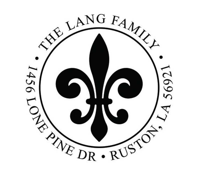 K&ouml;nnte beinhalten: Schwarzes und wei&szlig;es rundes R&uuml;cksendeetikett mit dem Text "THE LANG FAMILY", "1456 LONE PINE DR", "RUSTON, LA 56921" und einer schwarzen Fleur-de-lis in der Mitte.
