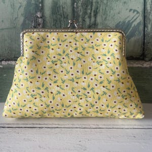 Bolso de mano estilo vintage de algodón con marco para coser, de 5,5 pulgadas y tono plateado con margaritas y flores amarillas