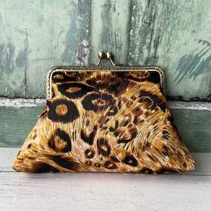 Bolso de mano con marco de satén y estampado animal de leopardo y guepardo de 5,5 pulgadas con cierre cosido