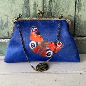 Bolso de mano con marco de monedero de bronce con cierre cosido de 8 pulgadas de satén con mariposa de pavo real azul y rojo