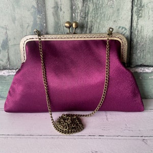 Bolso de mano con marco para monedero con broche de bronce de 8 pulgadas y satén color berenjena y ciruela