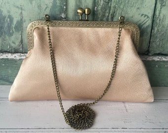 Champagnerfarbene Satin-Clutch mit 8-Zoll-Verschluss im Vintage-Stil