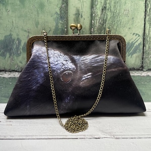Bolso de mano con marco para monedero de 8 pulgadas con broche cosido en satén y diseño de pájaro cuervo negro