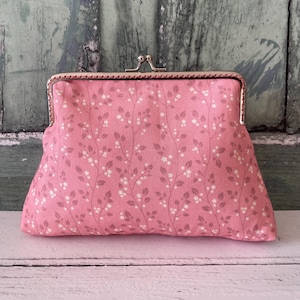Bolso de mano con marco para monedero, de algodón, en tono plateado, con flores de color rosa coral y cierre cosido de 5,5 pulgadas