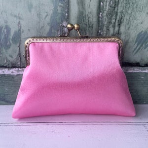 Bolso de mano con marco para monedero de 5,5 pulgadas de satén rosa con cierre cosido