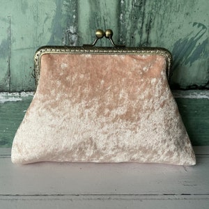 Light Peach Crushed Iced Velvet 5.5 Inch Sew In Frame Vintage Style Clutch Bag