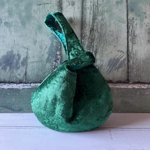 Bolso de mano reversible con nudo japonés en satén y terciopelo arrugado de color verde joya