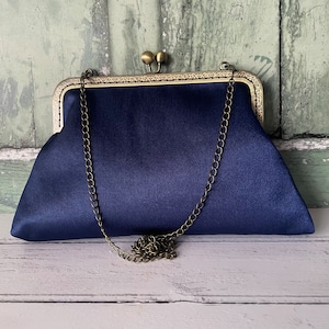 Bolso de mano estilo vintage con marco de satén azul marino de 8 pulgadas y cierre