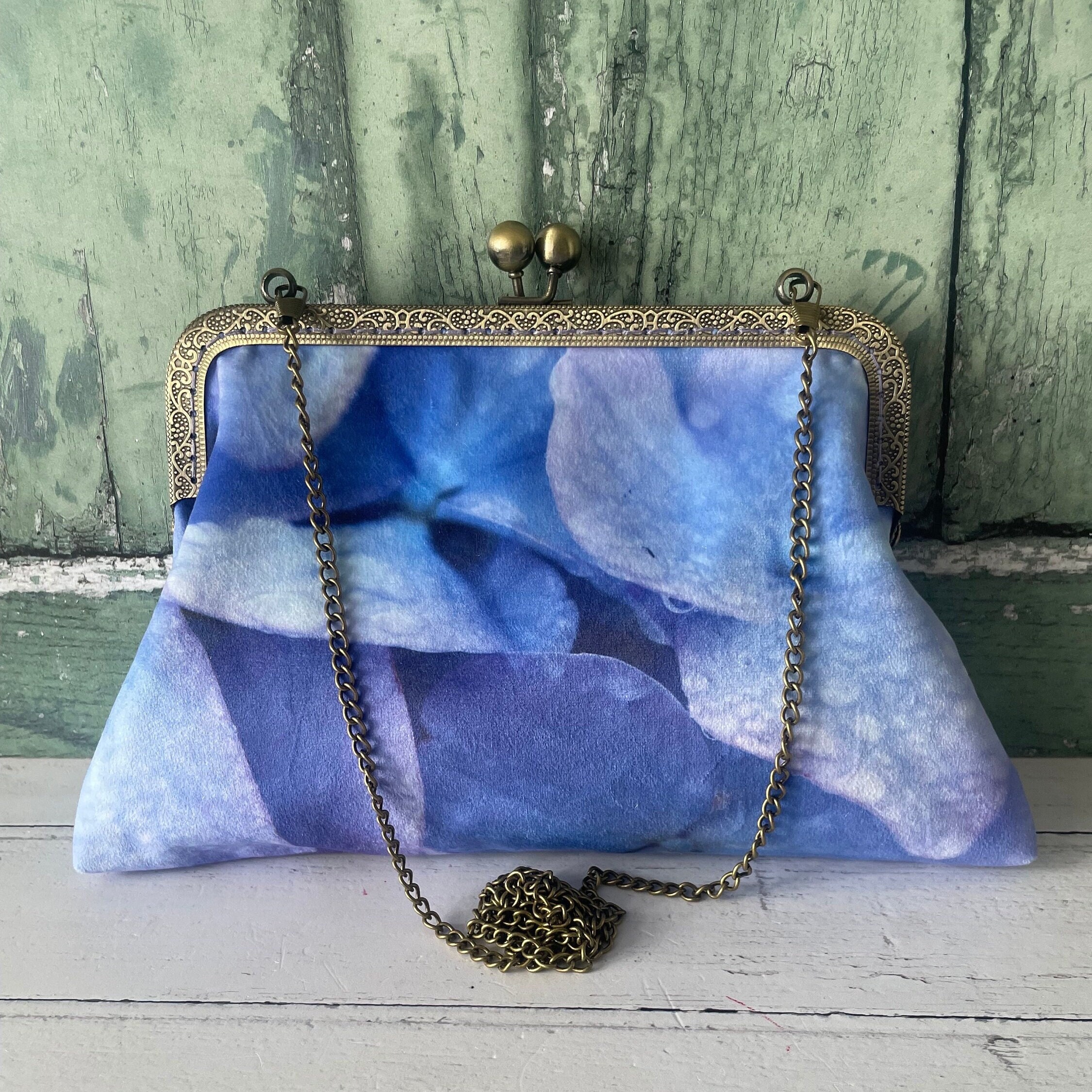 Pochette in raso con motivo floreale ortensia: montatura in bronzo