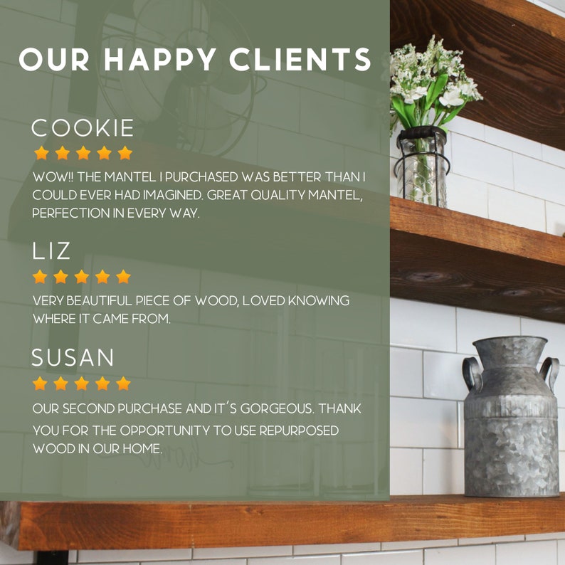 Może przedstawiać: Zielone tło z białym tekstem, kt&oacute;ry brzmi "OUR HAPPY CLIENTS". Pod tekstem znajdują się trzy recenzje klient&oacute;w z nazwami, ocenami gwiazdkowymi i komentarzami. Tłem jest rustykalna drewniana p&oacute;łka z białymi płytkami z tyłu. Na p&oacute;łce stoi wazon z białymi kwiatami i metalowy dzbanek.